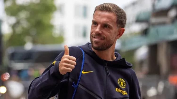 Jugador de Chelsea sonriendo y haciendo un pulgar arriba