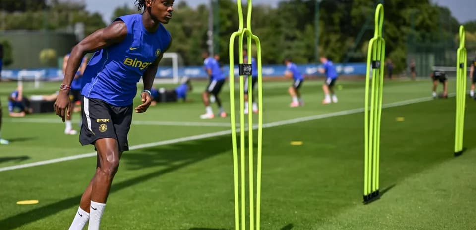 Jugador entrenando con conos en el campo