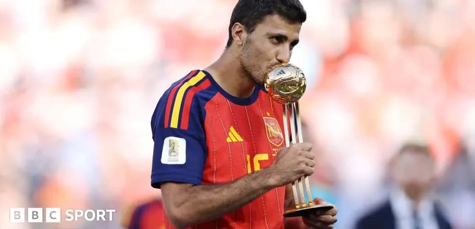 Jugador español besando el trofeo del Mundial