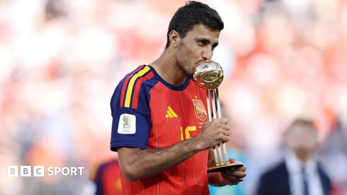 Jugador español besando el trofeo del Mundial