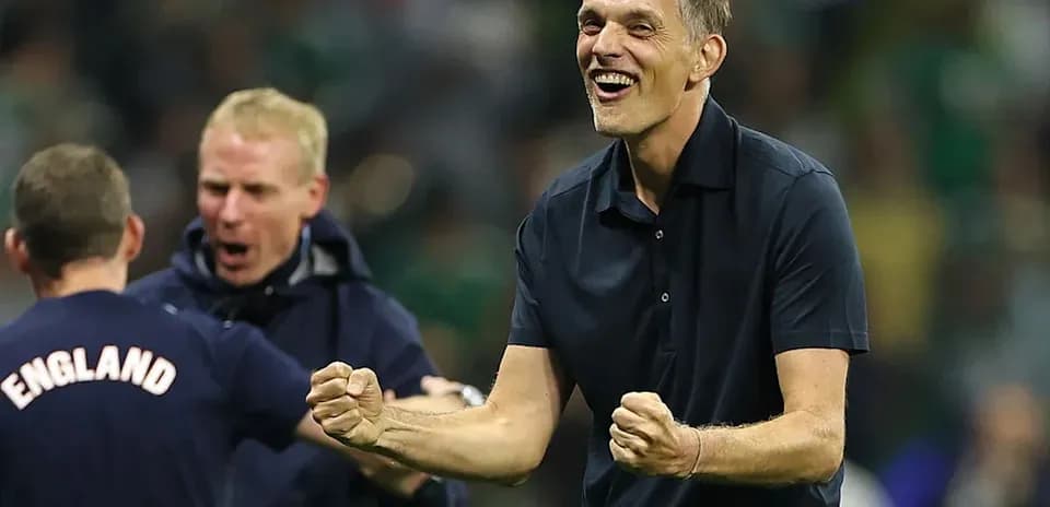 Entrenador celebrando con el equipo tras la victoria