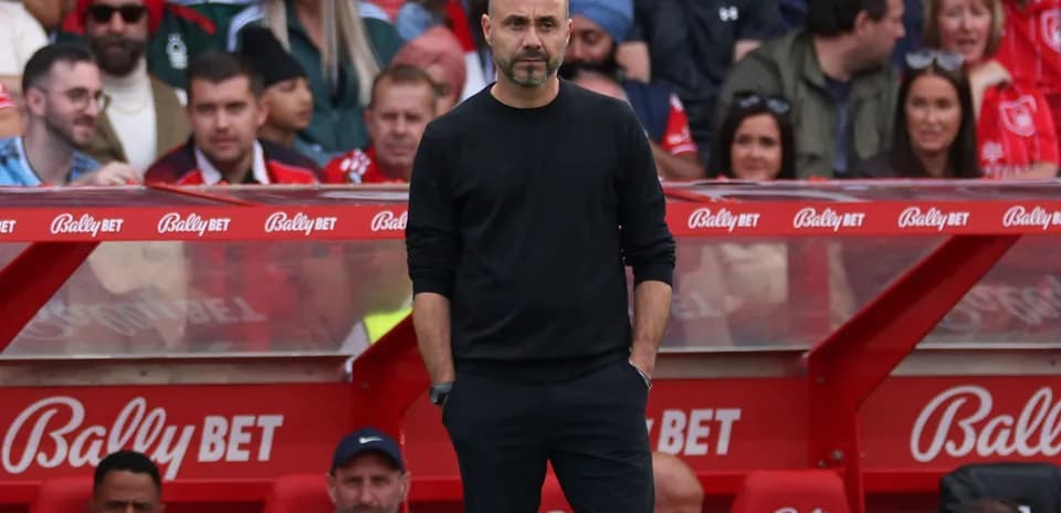 Entrenador en el banquillo durante un partido