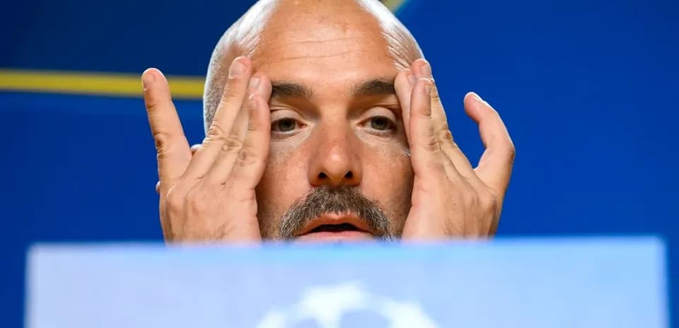 Entrenador hablando en conferencia de prensa