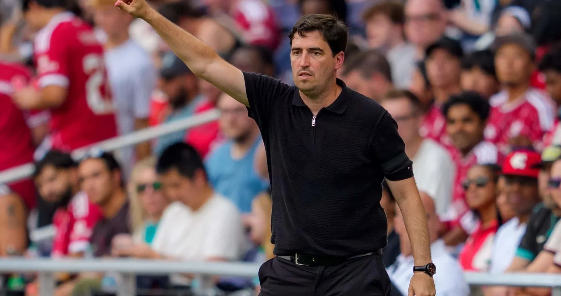 Entrenador dirigiendo a su equipo desde la banda