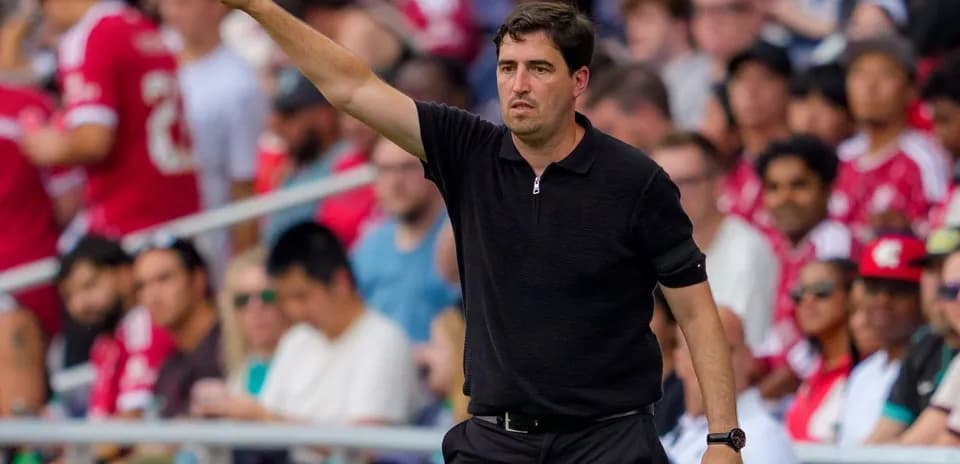 Entrenador dirigiendo a su equipo desde la banda