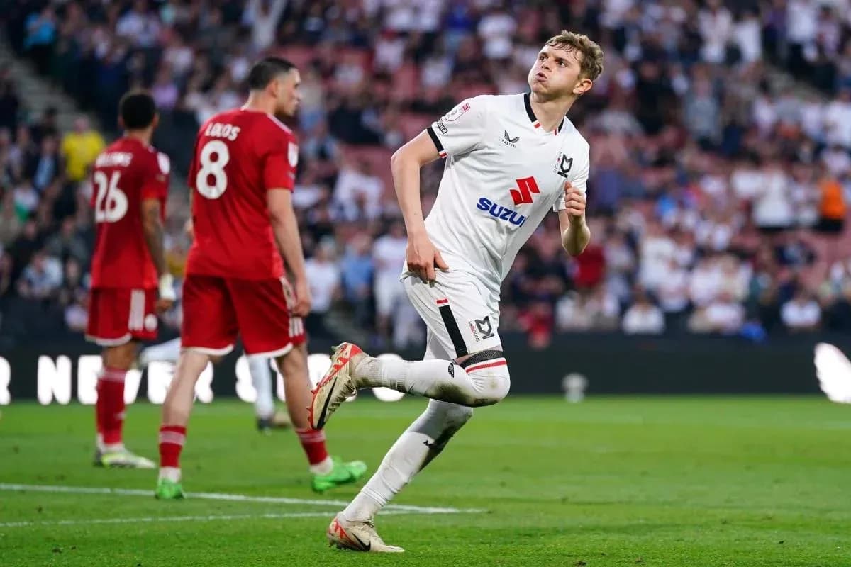Jugador de MK Dons celebrando un gol durante el partido