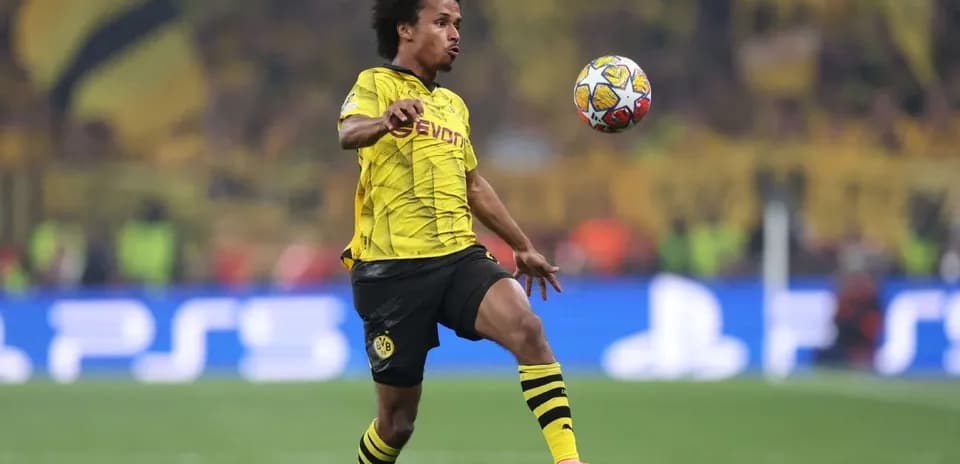 Jugador de Borussia Dortmund controlando un balón