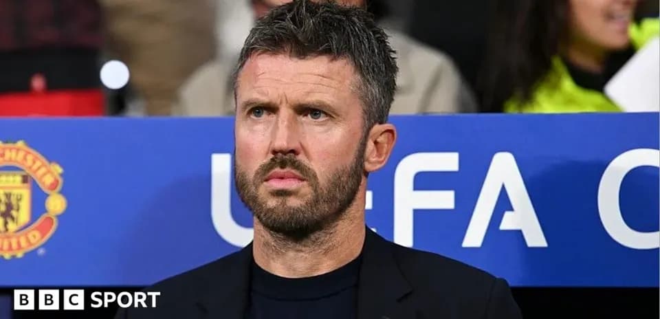 Entrenador observando el partido desde la banca