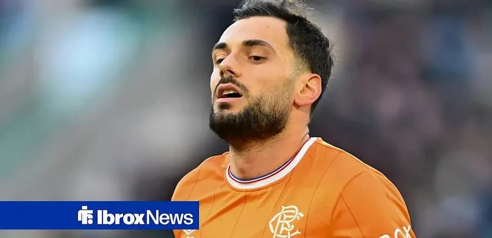 Jugador de Rangers en uniforme naranja en el campo