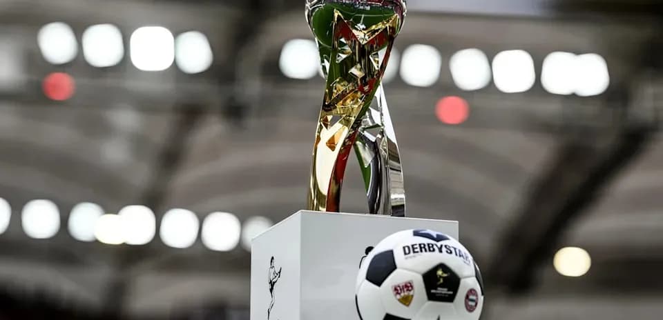 Trofeo y balón del Supercopa Franz Beckenbauer 2025