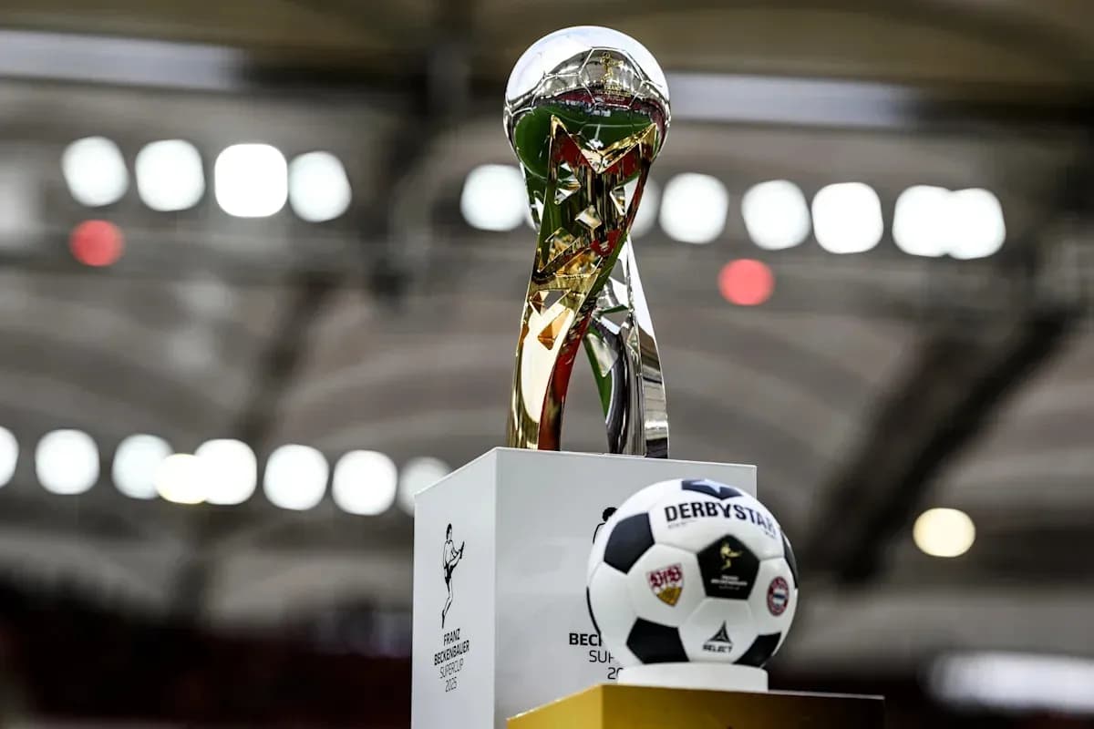 Trofeo y balón del Supercopa Franz Beckenbauer 2025
