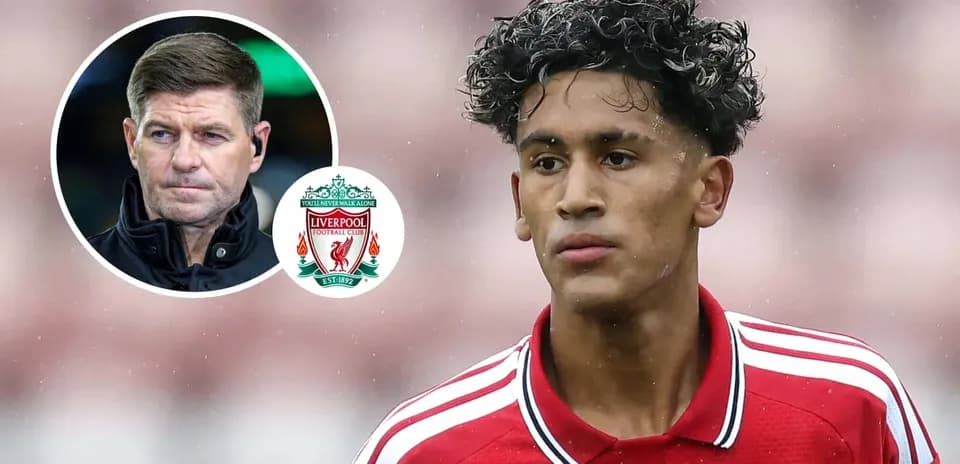 Jugador de Liverpool en campo con entrenador de fondo