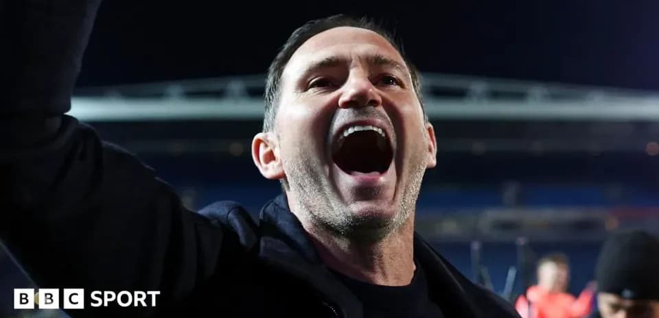 Entrenador celebrando tras victoria en el partido