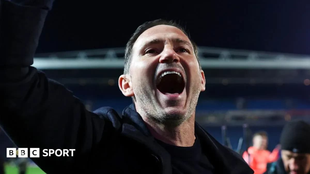 Entrenador celebrando tras victoria en el partido