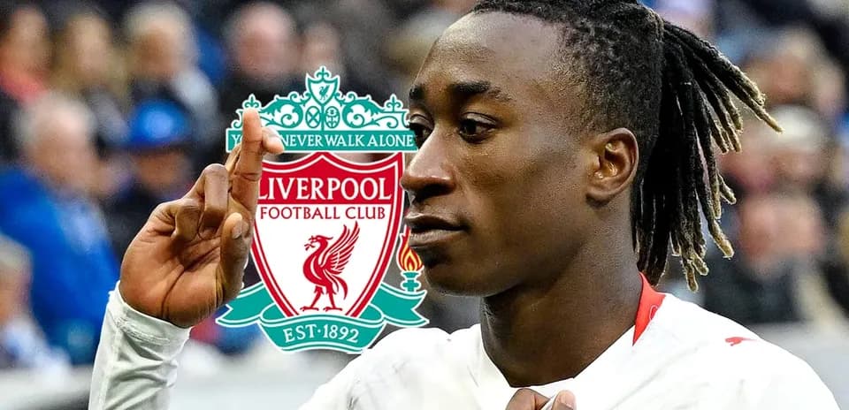 Jugador mostrando el logo del Liverpool FC