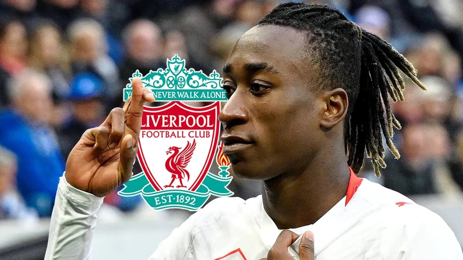 Jugador mostrando el logo del Liverpool FC