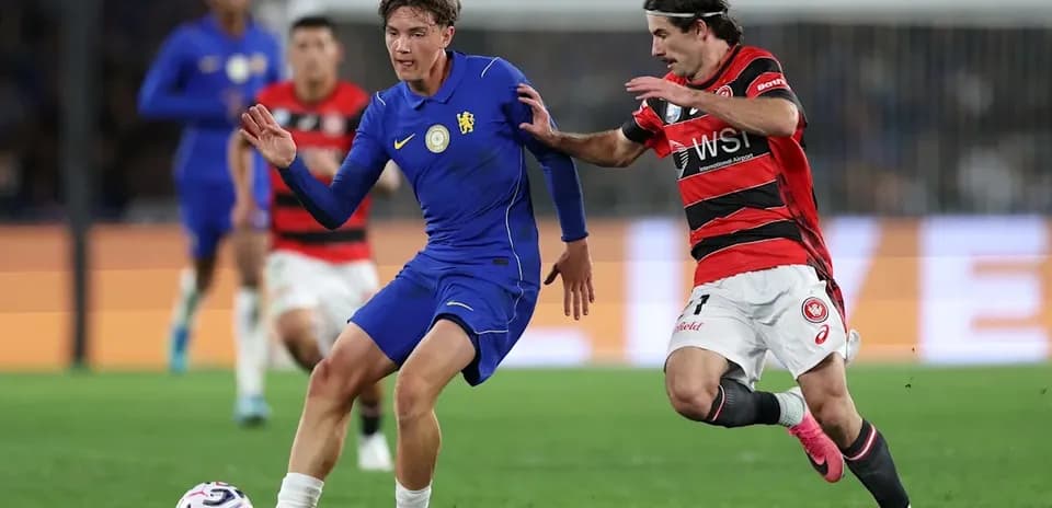 Jugador azul driblando mientras es perseguido por oponente