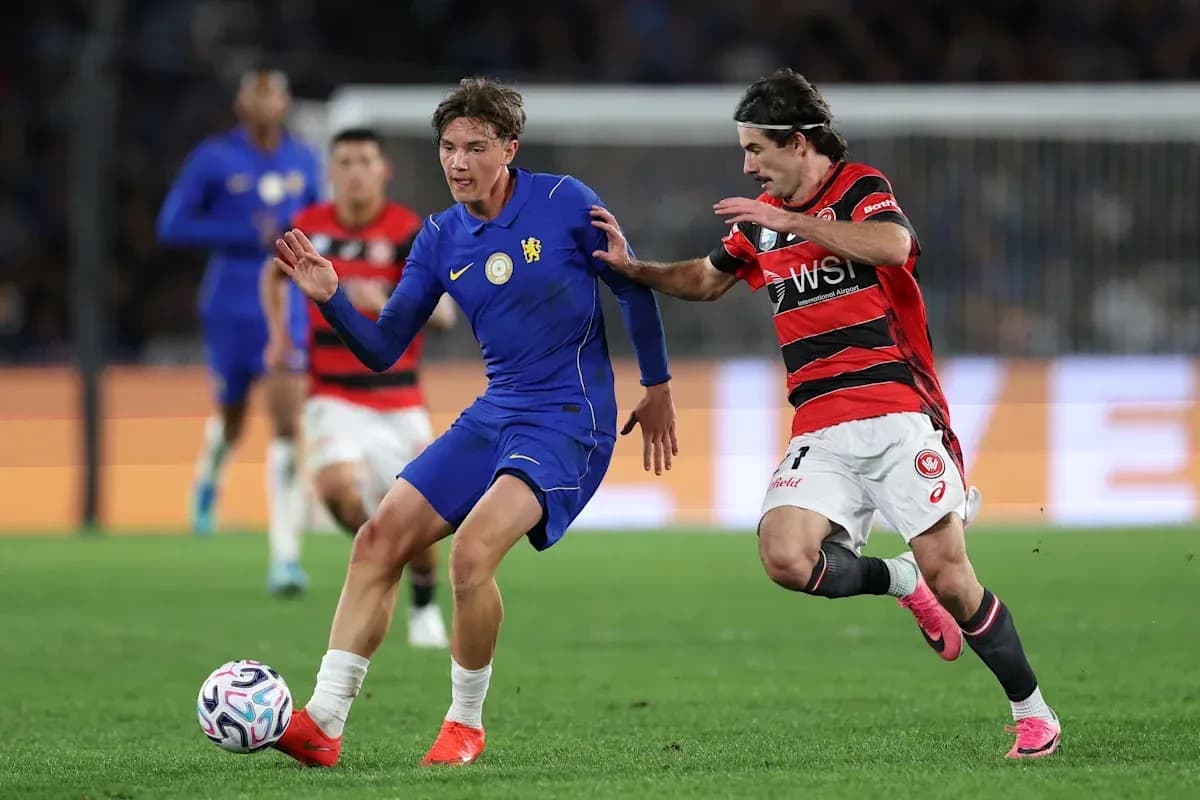Jugador azul driblando mientras es perseguido por oponente