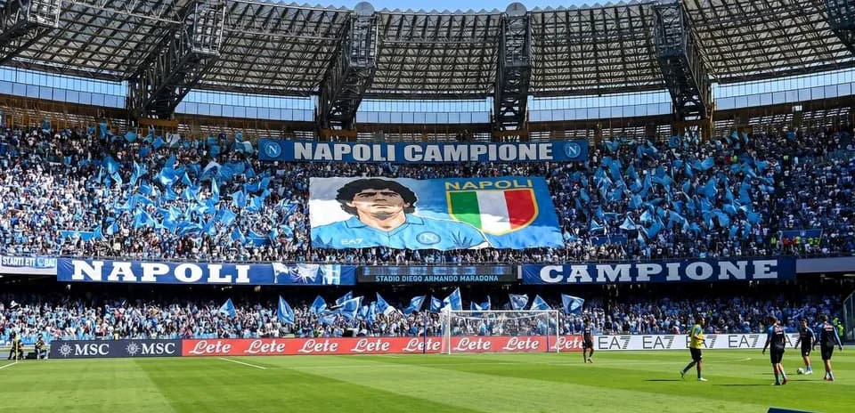 Aficionados de Napoli en el estadio Maradona
