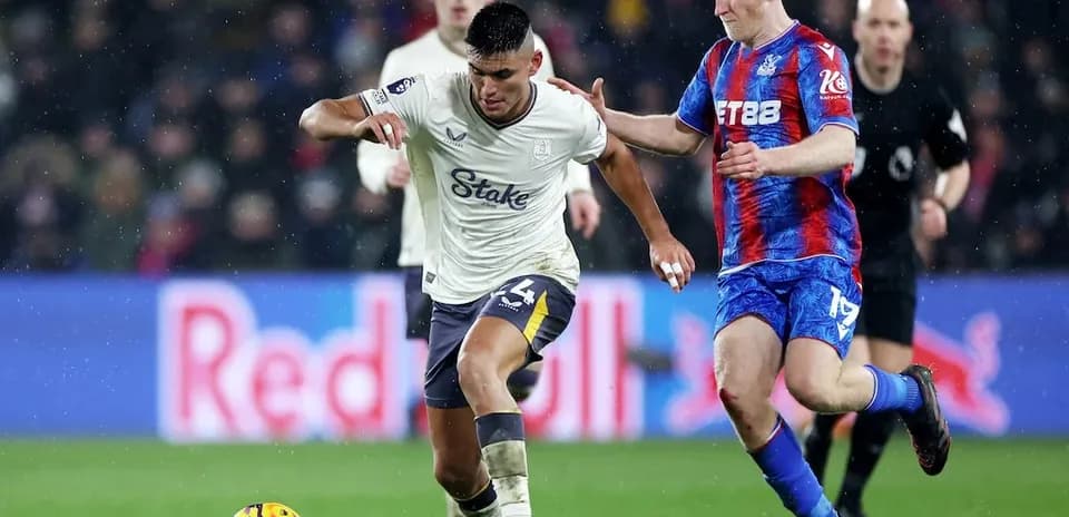 Jugadores de Crystal Palace y Everton en acción