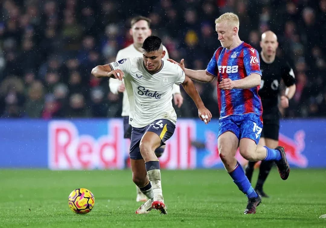 Jugadores de Crystal Palace y Everton en acción