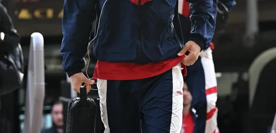 Jugador llegando con chándal y maletín