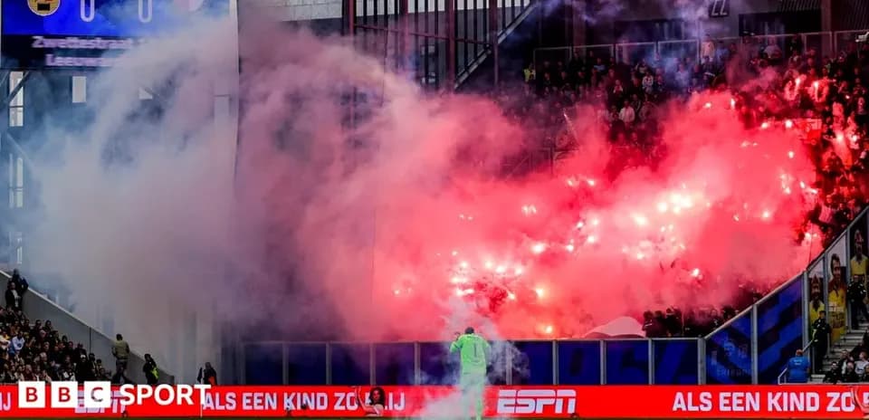 Aficionados encendiendo bengalas en el estadio