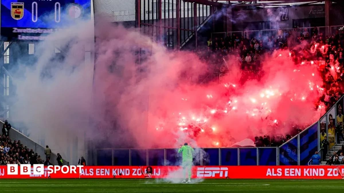 Aficionados encendiendo bengalas en el estadio