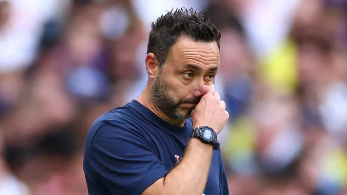 Entrenador con mano en la cara durante partido