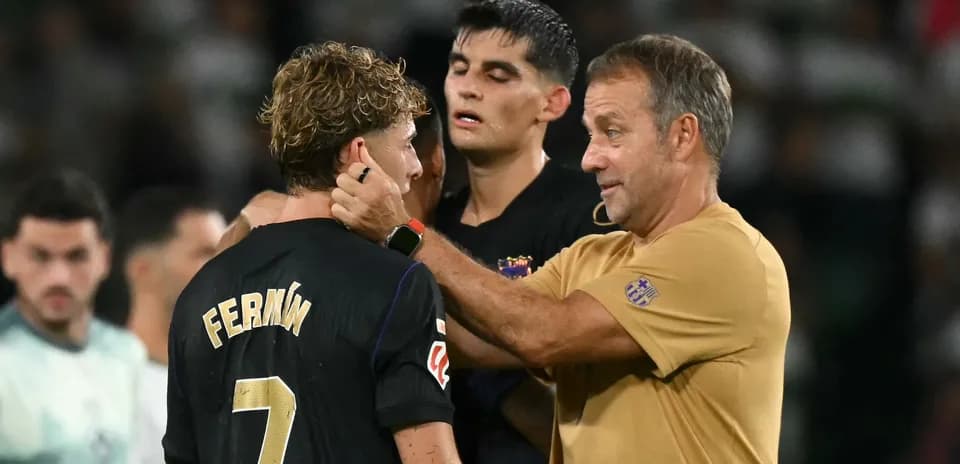 Entrenador hablando con jugador Fermín tras el partido