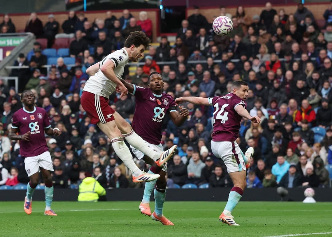 Jugador de Arsenal cabeceando el balón contra Burnley