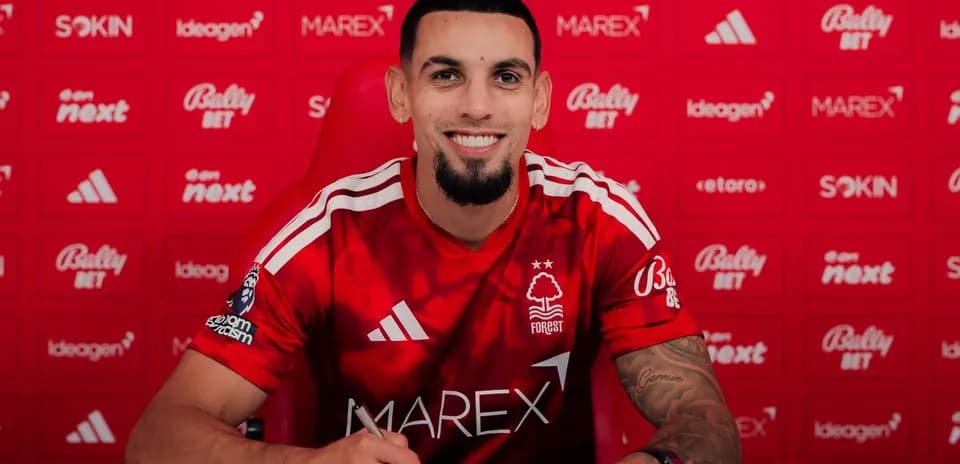 Jugador firmando contrato en conferencia de prensa