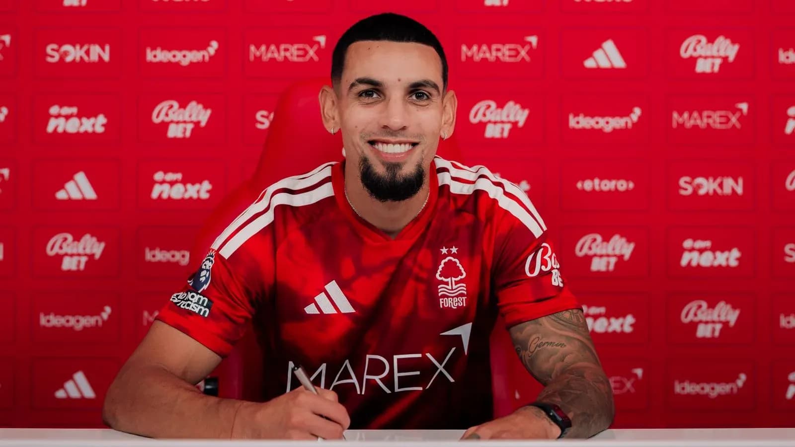Jugador firmando contrato en conferencia de prensa
