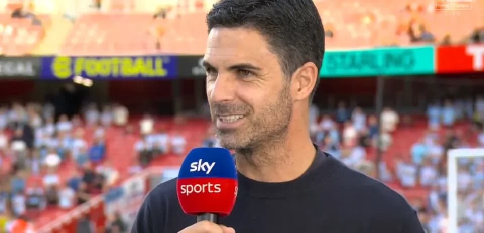Entrenador hablando durante una entrevista en estadio