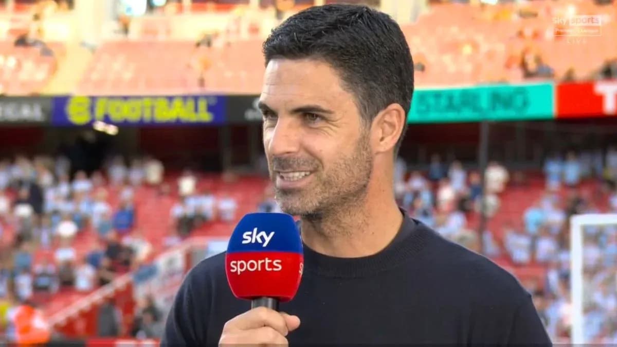 Entrenador hablando durante una entrevista en estadio