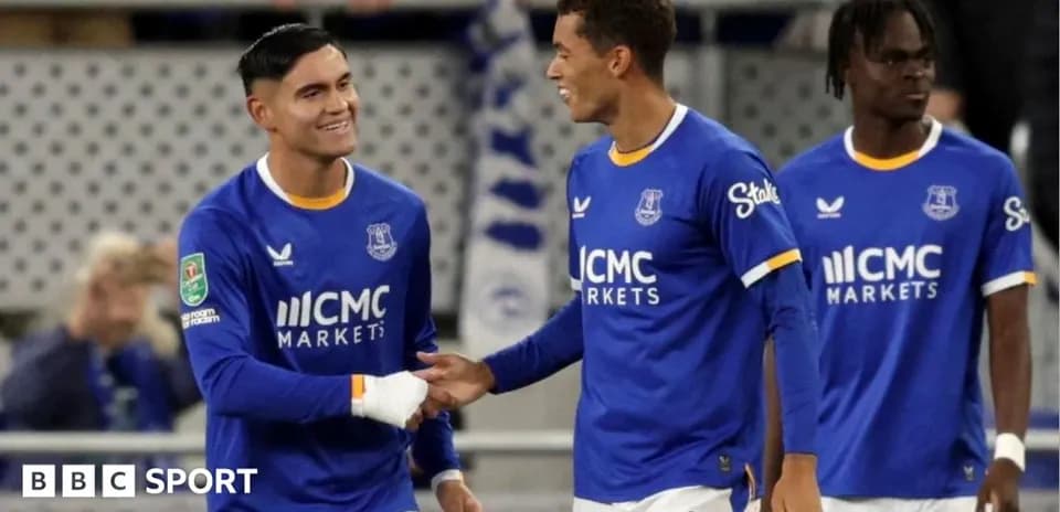 Jugadores de Everton celebrando en el campo
