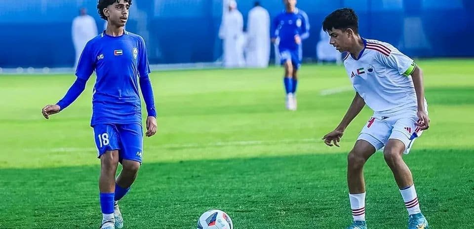 Jugadores de Bani Yas y Al Jazira en el campo