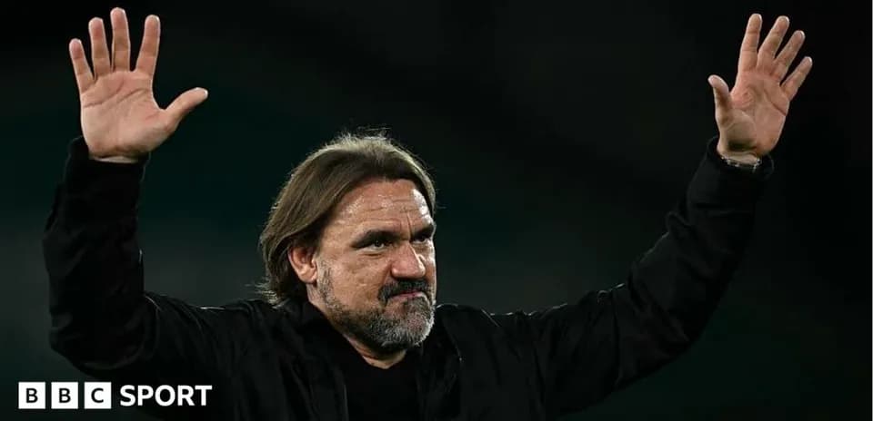 Entrenador saludando al público tras el partido
