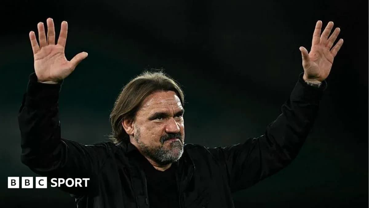 Entrenador saludando al público tras el partido