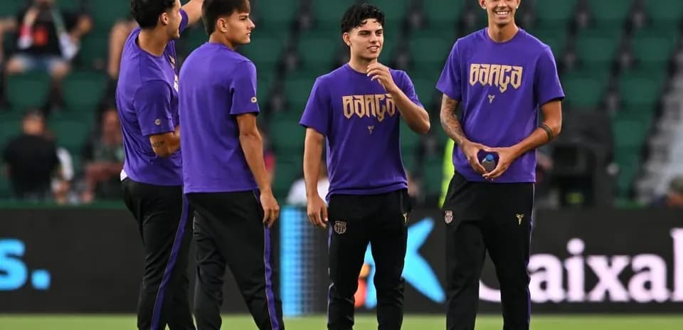 Jugadores en la cancha durante el calentamiento