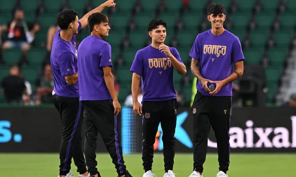 Jugadores en la cancha durante el calentamiento
