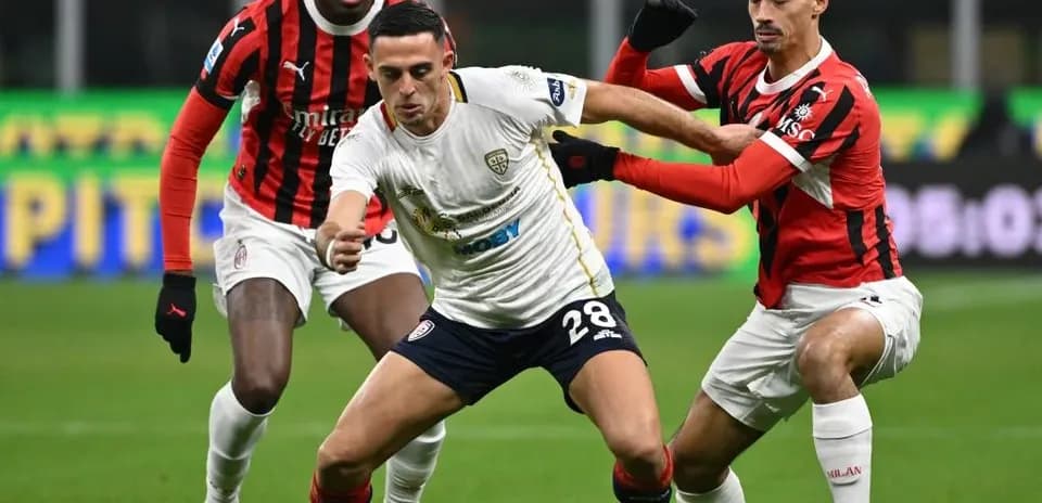 Jugador de Cagliari luchando por el balón