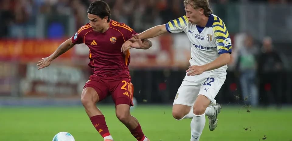 Un jugador de AS Roma driblando a un rival de Parma