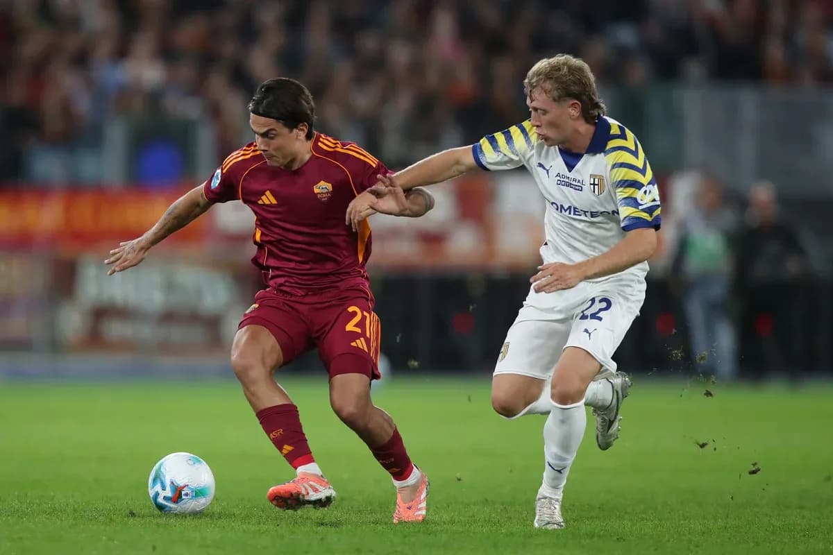 Un jugador de AS Roma driblando a un rival de Parma