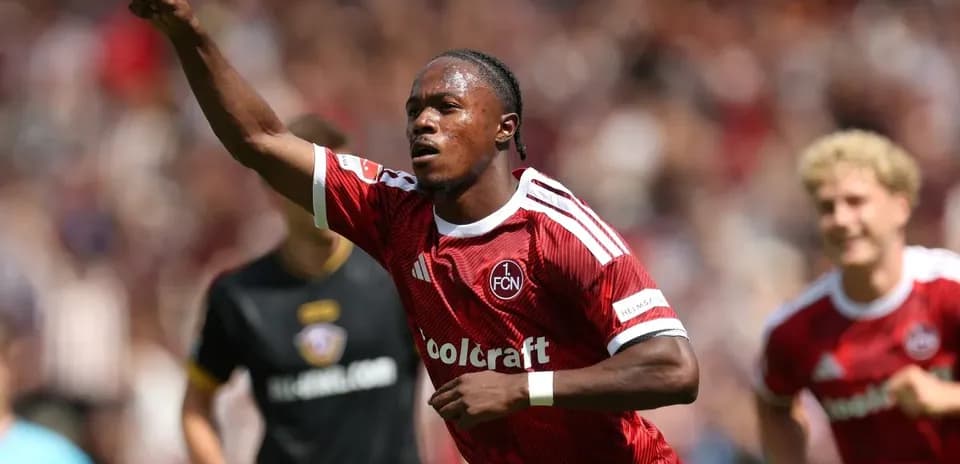 Jugador del FC Nuremberg celebra un gol