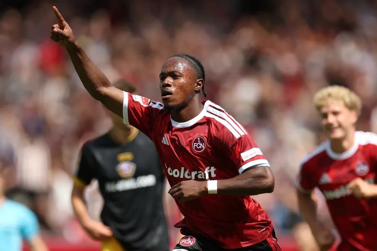 Jugador del FC Nuremberg celebra un gol