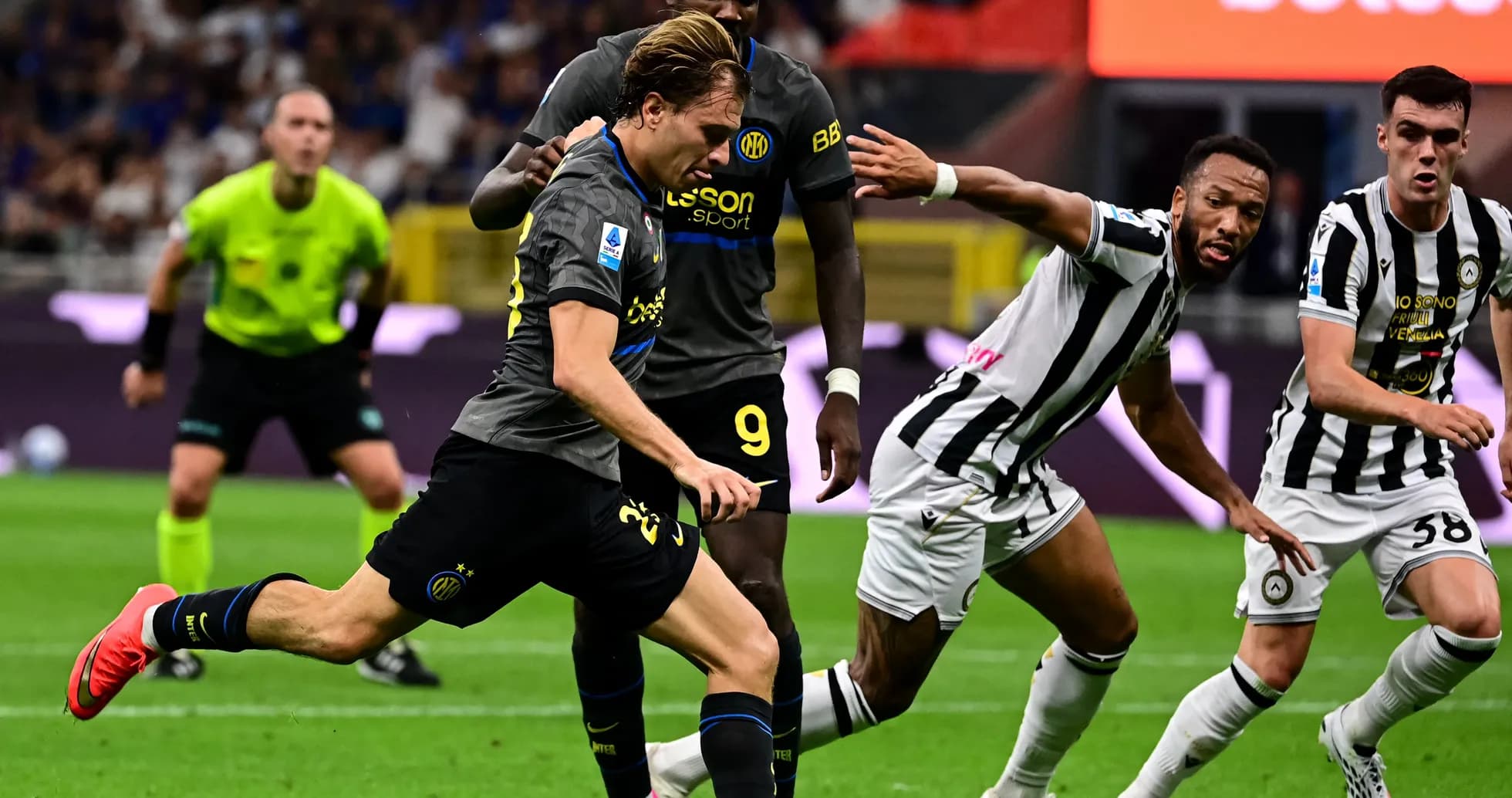 Jugador de Inter corriendo con el balón durante partido