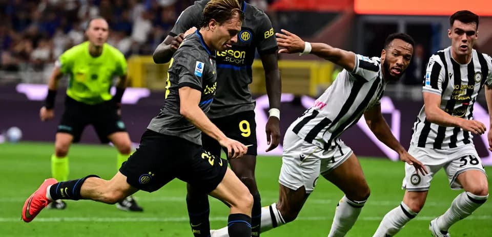 Jugador de Inter corriendo con el balón durante partido