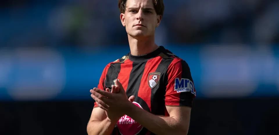 Jugador aplaudiendo en el campo de fútbol