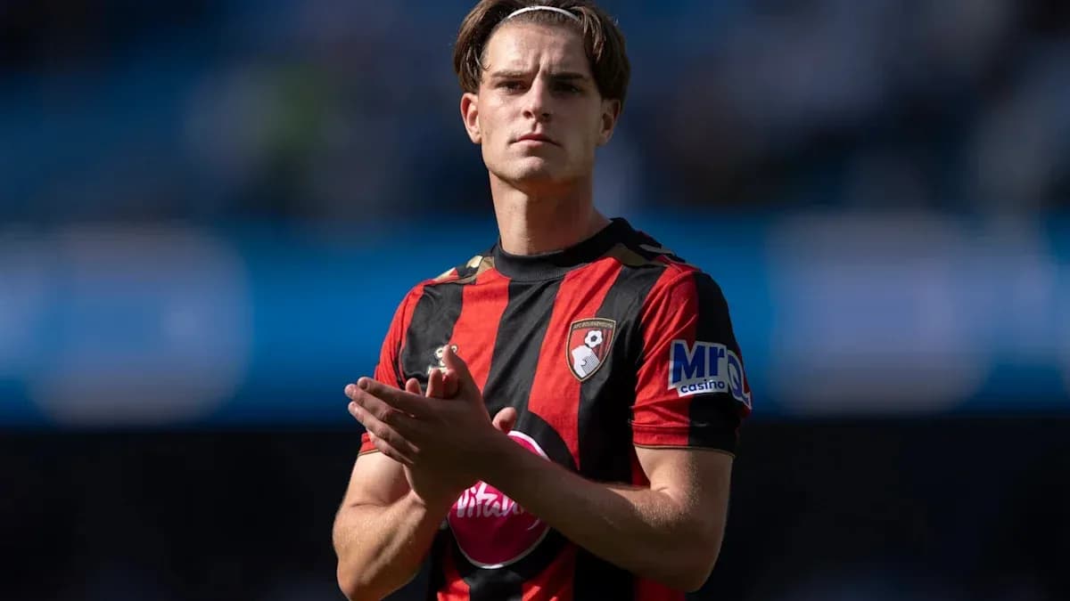 Jugador aplaudiendo en el campo de fútbol